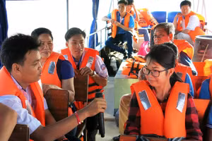 Học sinh TP Cần Thơ tham gia hướng nghiệp trải nghiệm làm hướng dẫn viên du lịch trên Chợ nổi Cái Răng.