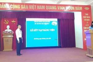 Lễ kết nạp đảng viên tại Trường THPT Thái Phiên.