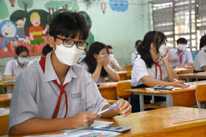 Học sinh thi vào lớp 10 tại điểm thi Trường THCS Chánh Hưng (Quận 8, TPHCM). Ảnh: C.Chương