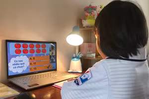  Học sinh lớp 1B, Trường Tiểu học Quốc Tuấn, huyện An Lão trong giờ học.