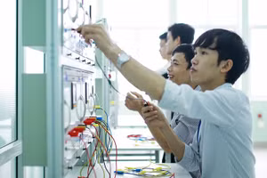Sinh viên phân hiệu Đại học Huế tại tỉnh Quảng Trị trong giờ thực hành kỹ thuật công nghệ điện. 