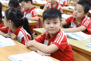 Trẻ lớp 1 ở nội thành Hà Nội đã phải tạm dừng đến trường nhiều tháng liền nên khi được trở lại trường, các em rất háo hức. 