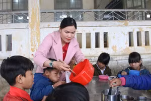 Cô Trần Thị Dung mong các em sẽ được ăn no, mặc ấm khi đến trường. 