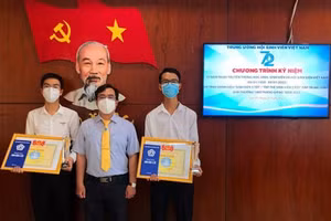 Trần Minh Nam (trái) và Trần Minh Nhựt (phải) được Trung ương Hội Sinh viên Việt Nam tuyên dương “Sinh viên 5 tốt”.