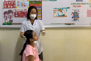 Nhân viên y tế Trường Tiểu học Lê Văn Việt luôn nỗ lực đảm bảo sức khỏe cho học sinh khi học tập tại trường.