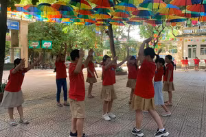 Học sinh Trường Tiểu học Hồng Hà (Hoàn Kiếm, Hà Nội) trong tiết thể dục. Ảnh: NTCC