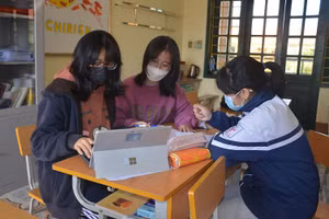 Học sinh đội tuyển học sinh giỏi quốc gia môn Ngữ văn tận dụng công nghệ phục vụ nghiên cứu, trao đổi thông tin.