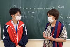 Ngô Minh Long (bên trái) cùng cô giáo Trường THPT Hòn Gai, Quảng Ninh. Ảnh: Báo Quảng Ninh