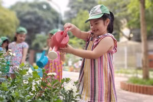 Học sinh Trường Mầm non Mai Dịch tham gia hoạt động chăm sóc cây.