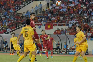 Mạnh Dũng ghi bàn quyết định vào lưới U23 Thái Lan.