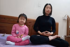 Cô Nguyễn Thị Hồng, Trường THCS - THPT Ban Mai cùng con gái út chiến đấu với dịch bệnh.