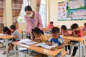 Tiết học Tiếng Việt của cô trò Trường Phổ thông DTBT Tiểu học và THCS Bum Tở.