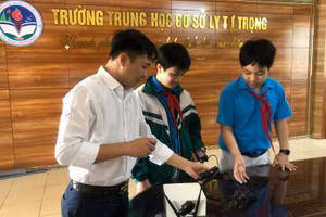 Thầy giáo hướng dẫn Vũ Huy Hòa cùng 2 học sinh tham gia dự án. Ảnh:NTCC