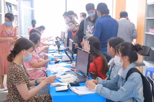  Sinh viên Trường ĐH Công nghiệp Thực phẩm TPHCM nộp học phí.