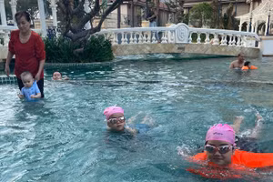Khi trẻ xuống hồ bơi, tiếp cận với nước phải có người lớn giám sát. Ảnh: C.Chương