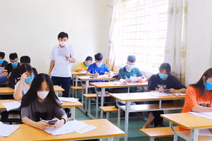 Thầy và trò Trường THPT Bình Liêu (Quảng Ninh) tích cực ôn luyện kiến thức và kỹ năng chuẩn bị cho mùa tuyển sinh 2022. Ảnh: NTCC