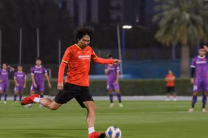 Ông Gong Oh-Kyun thị phạm cho các học trò trong một buổi tập. Ảnh: VFF 