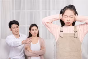 Trẻ có thể mất niềm tin khi biết cha mẹ xâm phạm quyền riêng tư. Ảnh minh họa.