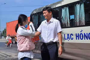 PGS.TS Nguyễn Vũ Quỳnh – Phó Hiệu trưởng LHU thăm hỏi động viên 1 sinh viên trước khi về quê.