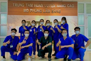 Lê Huỳnh Tâm - sinh viên năm cuối Trường ĐH Y Dược TP Hồ Chí Minh (ngoài cùng bên trái) tham gia các hoạt động tình nguyện. Ảnh: NVCC