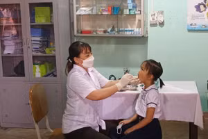 Chăm sóc sức khỏe cho học sinh tại Trường Tiểu học Lê Lợi.