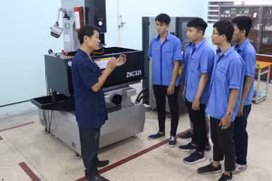 Nhờ chính sách miễn giảm học phí đã thu hút nhiều học sinh sau tốt nghiệp THCS đi học nghề ở các trường trung cấp, cao đẳng.