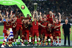 Câu lạc bộ Roma ăn mừng chức vô địch.