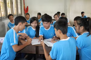 Để trò không gánh áp lực mùa thi, rất cần sự sẻ chia của thầy cô, gia đình.