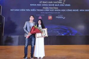 Dương Ngân Hà trong lễ nhận giải thưởng Khoa học công nghệ Quả cầu vàng do Trung ương Đoàn và Bộ KH&CN trao tặng. Ảnh: TG