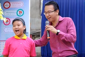 TS tâm lý Đào Lê Hòa An (phải) trong một buổi nói chuyện về kỹ năng an toàn cho trẻ.