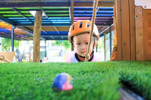 Trẻ sẽ tự tin hơn khi tham gia trò chơi mạo hiểm. Ảnh minh họa.