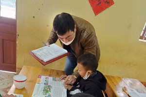 Trường PTDTBT Nậm Chảy (Mường Khương, Lào Cai) chú trọng hướng dẫn học sinh kĩ năng sử dụng, giữ gìn SGK trong quá trình học tập. Ảnh: NTCC