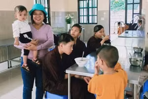 Cô Ước trong một lần thăm và tặng quà cho các em nhỏ mồ côi tại tỉnh Lâm Đồng.