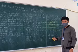 Thầy Nguyễn Đức Hùng, Trường Phổ thông Dân tộc Nội trú THPT Điện Biên Đông trong giờ dạy.