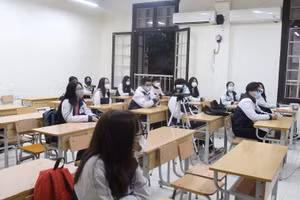 Nhiều trường học trang bị camera hiện đại, giúp việc học trực tuyến hiệu quả hơn.