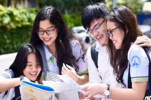 Học sinh cuối cấp trao đổi về đề thi minh họa môn Ngữ văn. 