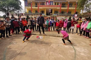 Nhiều thầy cô vùng xuôi đã ở lại và hòa mình vào không khí Tết vùng cao cùng học trò. Ảnh: NVCC