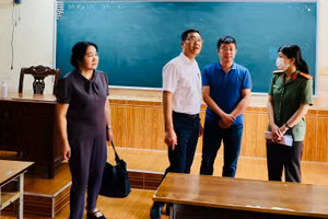 Ông Bùi Văn Kiệm - Giám đốc Sở GD&ĐT Hải Phòng cùng đoàn công tác của sở kiểm tra tại Hội đồng thi Trường THPT Trần Nguyên Hãn.