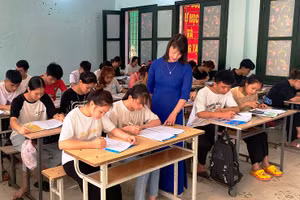 Cô Lê Thị Luyến, Trường THPT Quan Sơn ôn luyện môn Ngữ văn cho học sinh khối 12 của nhà trường.