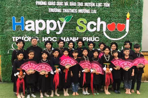 Thành viên CLB “Khắp cọi” chụp ảnh lưu niệm cùng nghệ nhân sau một buổi biểu diễn.