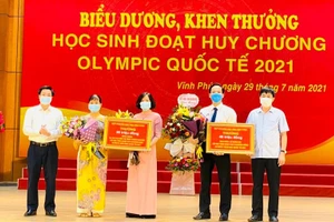 Ngành GD-ĐT Vĩnh Phúc biểu dương, khen thưởng học sinh, giáo viên đoạt huy chương Olympic quốc tế 2021. Ảnh: NTCC