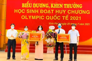 Ngành GD-ĐT Vĩnh Phúc biểu dương, khen thưởng học sinh, giáo viên đoạt huy chương Olympic quốc tế 2021. Ảnh: NTCC
