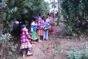 Việc duy trì sĩ số sau Tết đối với học sinh vùng cao đòi hỏi sự kiên trì, tận tâm của giáo viên. Ảnh: NTCC