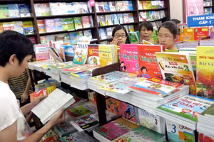 Học sinh lựa chọn sách. Ảnh minh họa