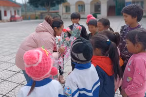 Cô Bế Thị Bé Lan và học trò của mình nhân dịp 20/11/2021. Ảnh: NVCC