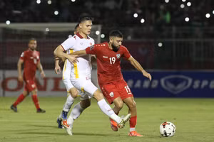 Trung vệ Adriano Schmidt (áo sáng) trong trận gặp Afghanistan. 