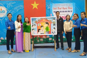 Thầy Đặng Hữu trong một buổi sinh hoạt ngoại khóa của tổ Ngữ văn, Trường THCS Nguyễn Hồng Ánh.