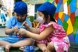 Việc đến trường còn giúp trẻ 5 tuổi có được các kỹ năng xã hội khác ở giai đoạn tiền học đường. 