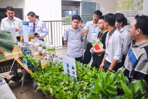 Sinh viên ngành nông nghiệp chất lượng cao Trường ĐH Văn Lang trong một giờ tham quan.