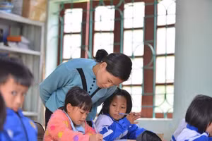 Để về quê Đoan Hùng (Phú Thọ) đón Tết, cô Bùi Minh Khuyên, Trường PTDTBT Tiểu học Pa Ủ (Mường Tè, Lai Châu) phải di chuyển 500 km với nhiều phương tiện. Ảnh: NVCC